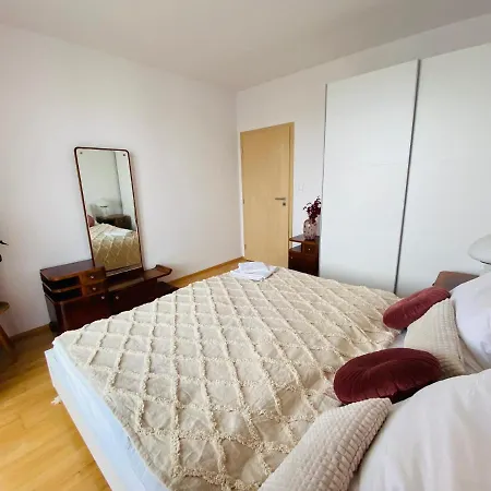 Stylovy Apartman Artdeco דירה